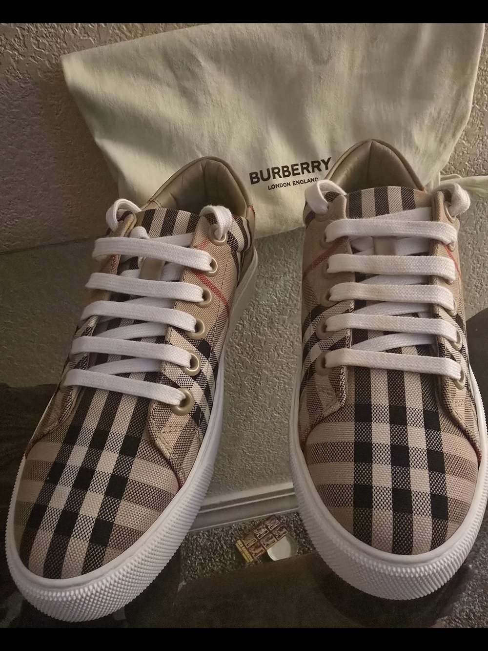 Burberry Signiture  Check Logo Low-Top Sneakers - Beige/Black